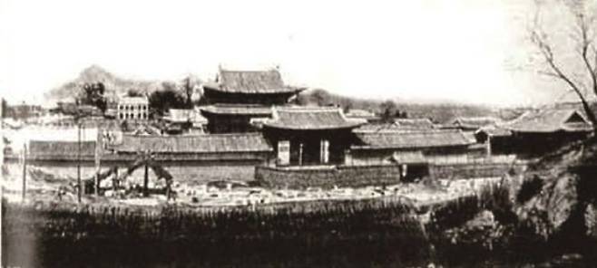 1904년 대화재 이전의 경운궁(덕수궁의 옛 이름)과 조원문. 국가유산청 제공