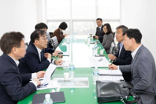 김윤덕 국토교통부 장관(왼쪽 두 번째)이 9일 경부고속도로 기흥휴게소에서 한국도로공사 관계자들로부터 휴게소 운영 실태를 보고받고 있다. 국토교통부