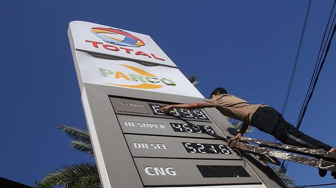 3일 파키스탄 카라치의 한 주유소 직원이 연료 가격을 새로 게시하고 있다. 이란 전쟁으로 에너지 가격이 폭등하면서 각국 인플레이션 우려가 커지고 있다./EPA·연합