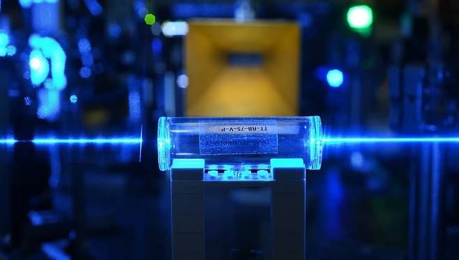 미 육군이 2020년에 개발한 양자 센서. 전체 무선 주파수 대역에 걸쳐 통신 신호를 감지할 수 있다./ 미 육군