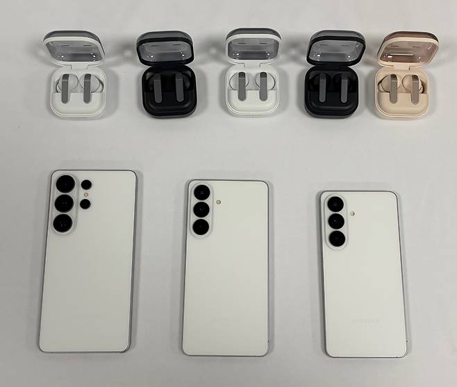 삼성전자 갤럭시 버즈4, 버즈4 프로(상단)와 갤럭시S26 시리즈(하단)가 전시돼 있다./윤예원 기자