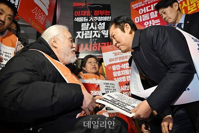 박경석 전국장애인차별철폐연대 대표와 만나 대화하는 정청래 더불어민주당 대표. ⓒ데일리안 홍금표 기자