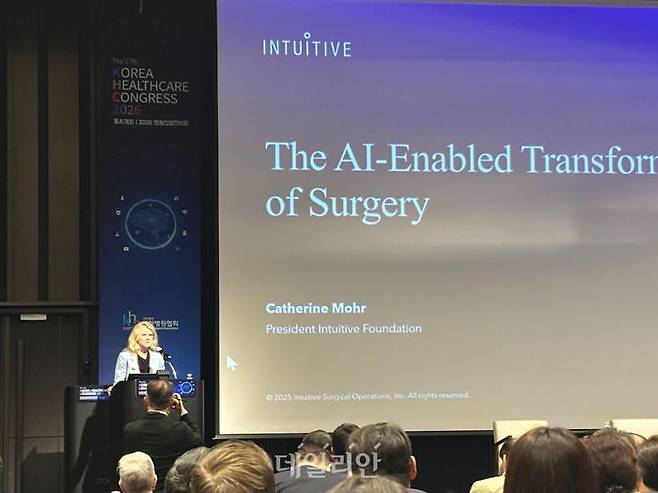 리사 이시 미국 존스홉킨스병원 부원장이 9일 서울 코엑스에서 열린 KHC2026에서 기조발제를 진행하고 있다. ⓒ데일리안 김효경 기자