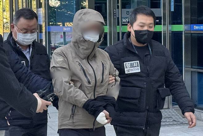 강북구 수유동의 식당에서 흉기 난동을 벌여 식당 주인을 숨지게 한 남성 A씨가 서울 강북구 북부지방법원에서 열린 구속 전 피의자 심문(영장실질심사)에 출석하고 있다. 2025.10.28 ⓒ 뉴스1