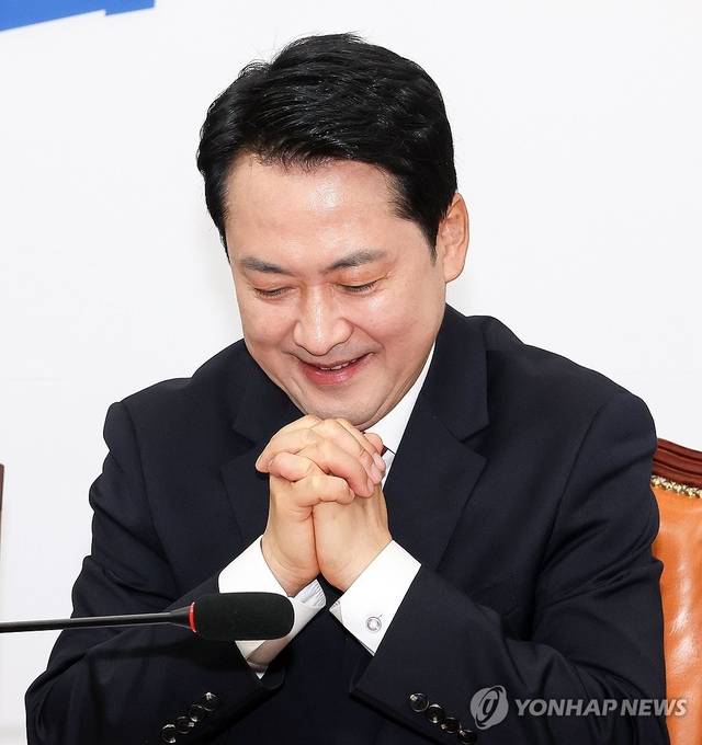 장동혁 국민의힘 대표가 9일 국회에서 열린 ‘100만 책임당원 돌파 기념식’에서 미소 짓고 있다. 연합뉴스