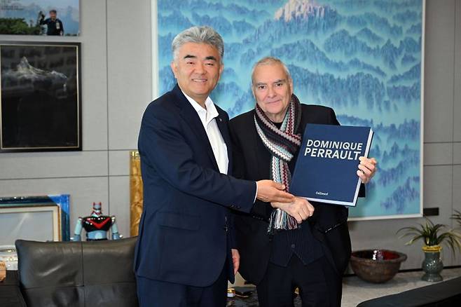 지난 8일 서울 중구 대우건설 본사에서 정원주 대우건설 회장(왼쪽)과 도미니크 페로가 만나 기념촬영을 하고 있다. 대우건설 제공