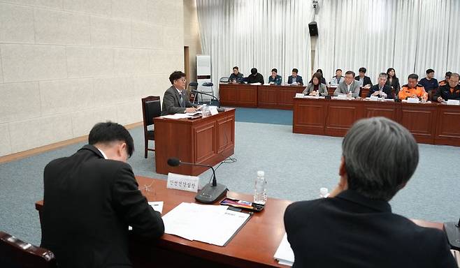 8일 오후 제주도청 탐라홀에서 열린 ‘2026년 1분기 지역안전지수 향상 추진상황 보고회’에서 박천수 제주도지사 권한대행을 비롯한 관계기관 참석자들이 분야별 개선과제를 점검하고 있다. 제주도는 교통사고·화재·범죄·생활안전·자살·감염병 등 6개 분야 60개 개선과제를 중심으로 지역안전지수 끌어올리기에 나섰다. /사진=제주특별자치도 제공