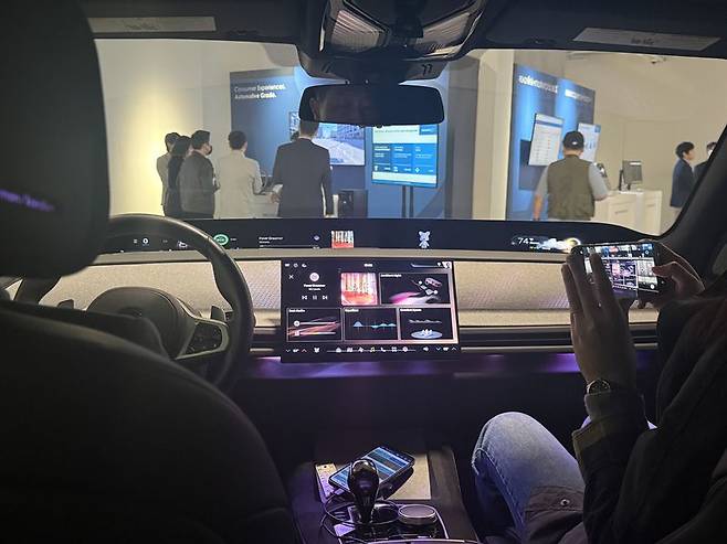 지난 8일 서울 강남 프로젝트 스페이스 라인에서 진행된 '하만 익스플로어 코리아 2026' 행사장 내 하만 카오디오 탑재 체험 차량 안에서는 음악에 따라 좌석 뒤편까지 진동이 전달되며, 사운드를 몸으로 느낄 수 있었다. 사진=임수빈 기자