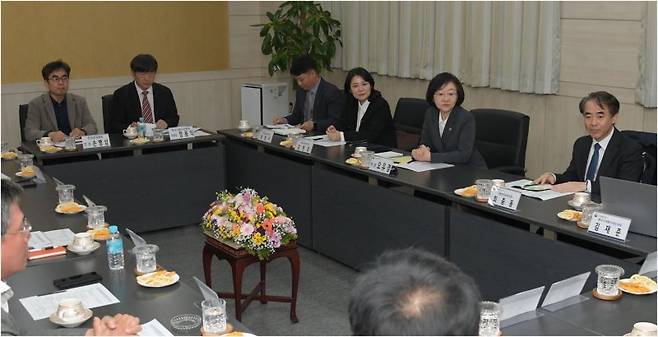 9일 오유경 식품의약품안전처장(오른쪽 두번째)이 경기 안성의 농심 안성공장에서 라면·분유 생산 업체 및 관련 협회 등과 간담회를 주재하고 있다. 식약처 제공