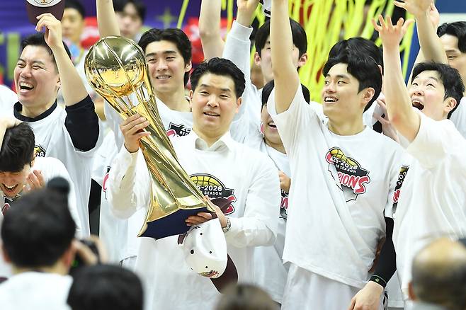 창원 엘지(LG) 조상현 감독(가운데)이 지난 3일 수원 케이티(KT)와 방문 경기에서 정규리그 1위를 확정 지은 뒤 트로피를 들고 선수들과 기뻐하고 있다. 한국농구연맹 제공