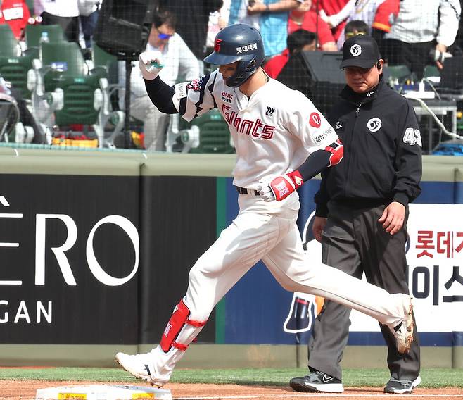 지난 5일 부산 사직야구장에서 열린 프로야구 에스에스지(SSG) 랜더스와 롯데 자이언츠의 경기. 3회 말 무사 1루 상황 롯데 윤동희가 선제 좌월 2점 홈런을 치고 3루 베이스를 돌고 있다. 연합뉴스