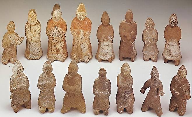 신라 사람들의 옷차림을 포함해 생활상의 실마리를 엿볼 수 있는 토용. 1986년 경주 용강동에서 나왔다. 국가유산청 누리집