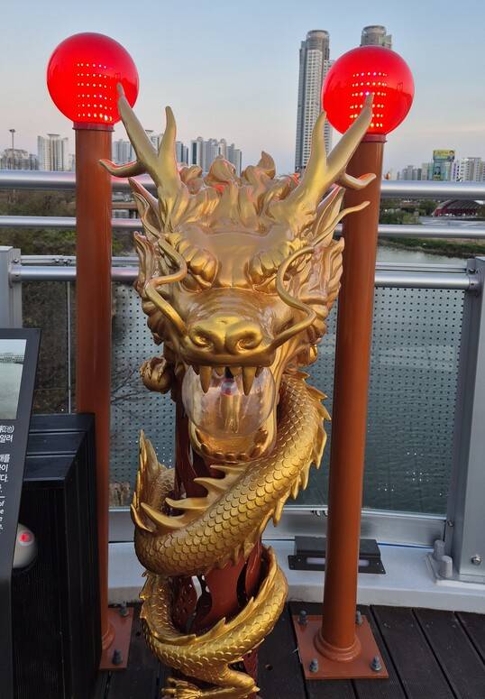 울산 태화루 스카이워크 위에 설치된 황룡 모양 조형물은 가까이 다가가면 약 20초 동안 울음 소리와 함께 뒤쪽 기둥 조명이 현란하게 켜진다. 주성미 기자