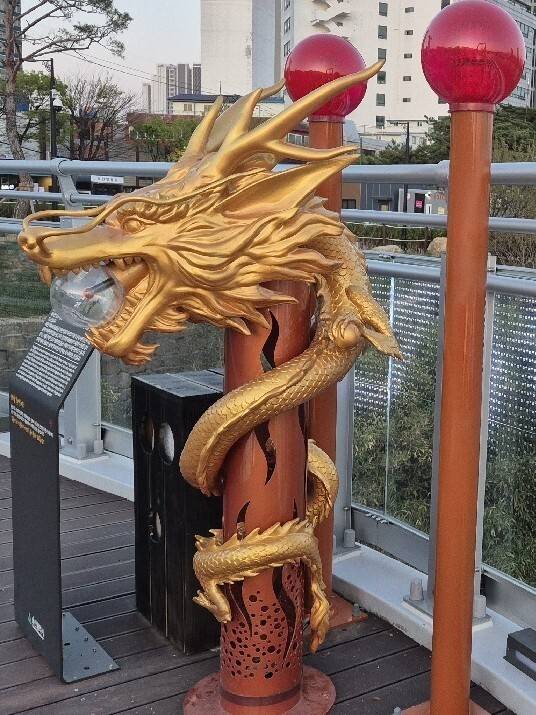 울산 태화루 스카이워크의 황룡 조형물 제안서 시안(왼쪽)과 실제 설치된 조형물. 울산시 제공, 주성미 기자