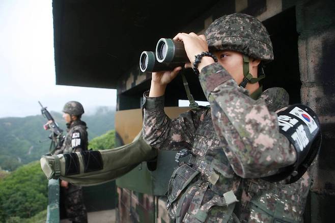 지난 2015년 8월 최전방 지오피에서 장병들이 경계 근무를 하고 있다. 육군본부 페이스북