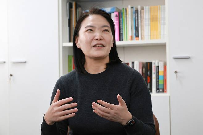 이서혜 석유시장 감시단 대표가 8일 오후 서울 서초구 사무실에서 한겨레와 인터뷰 하고 있다. 정용일 선임기자 yongil@hani.co.kr