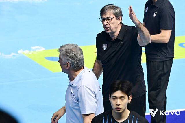 현대캐피탈 필립 블랑 감독이 4일 인천 계양체육관에서 열린 2025∼2026 V리그 남자부 챔피언결정 2차전 경기 뒤, 비디오판독 결과에 항의하고 있다. 한국배구연맹 제공