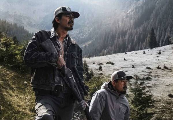 영화 ‘호프’ 촬영 현장의 조인성(왼쪽)과 나홍진 감독. 플러스엠엔터테인먼트 제공