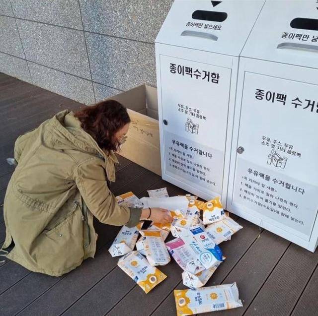 시민 강혜주씨가 거주하고 있는 아파트 종이팩 수거함 앞에서 분리배출을 준비하고 있다. 이 수거함은 강씨가 아파트에 직접 건의해 설치됐다. 본인 제공