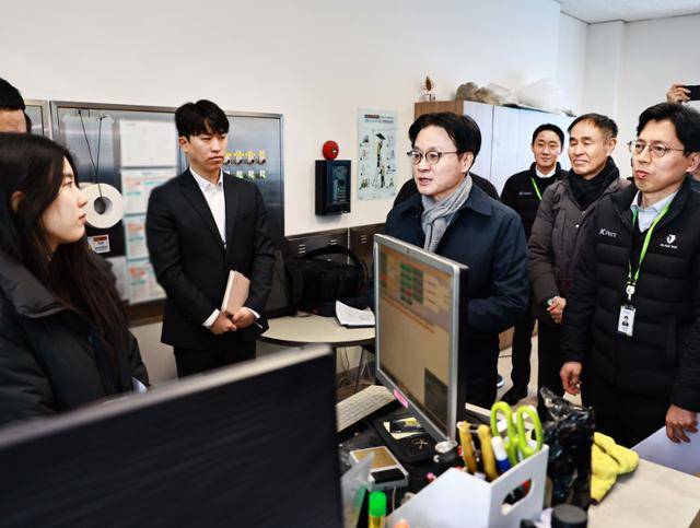 김정관 산업통상부 장관이 지난달 19일 범부처 합동점검단과 함께 서울 송파구에 있는 정유사 직영 주유수를 불시에 방문해 점검하고 있다. 산업통상부 제공