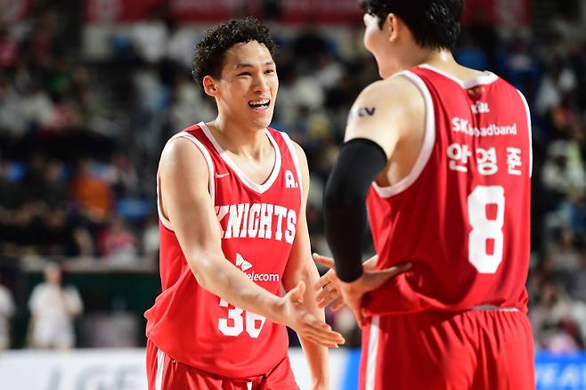 SK 에디 다니엘(왼쪽)과 안영준. 사진=KBL