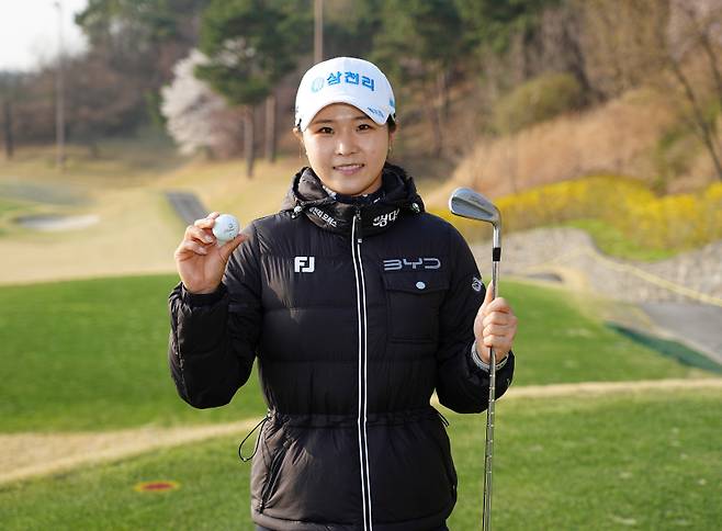 2026 KLPGA 더 시에나 오픈 3라운드 7번 홀에서 홀인원에 성공한 고지원이 홀인원 공과 아이언을 들고 사진을 찍고 있다. KLPGA 제공