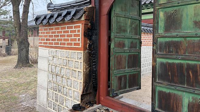 28일 오전 5시 30분께 경복궁 자선당 앞에 있는 문인 삼비문(三備門) 인근에서 화재가 발생했다. 사진은 화재로 인해 일부 훼손된 삼비문. [국가유산청 제공]