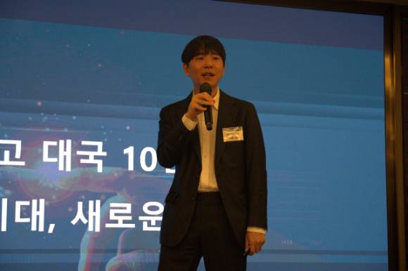 이세돌 울산과학기술원 특임교수가 4월9일 한국정보통신진흥협회(KAIT)는 개최한 제13차 '디지털 인사이트 포럼'에서 강연하고 있다. [사진=KAIT]