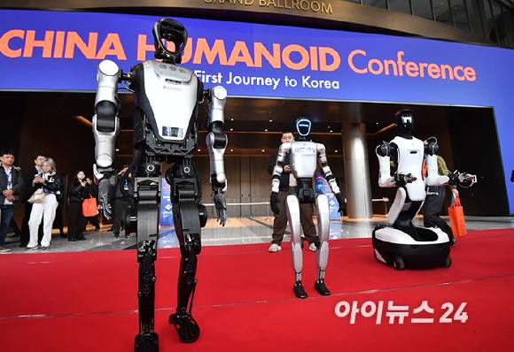 4일 오전 서울 강남구 코엑스에서 열린 2026 스마트공장·자동화산업전(AW2026)에서 유니트리 g1, 레쥬 코아보 4프로가 시연을 하고 있다. [사진=곽영래 기자]