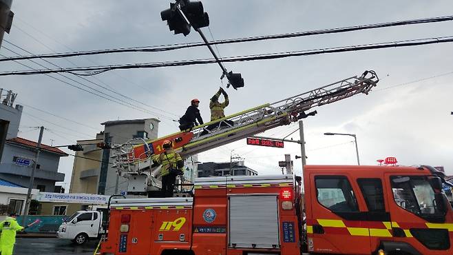 오늘(9일) 오전 제주시 조천읍 교통신호기 안전조치 현장 (제주소방안전본부 제공)