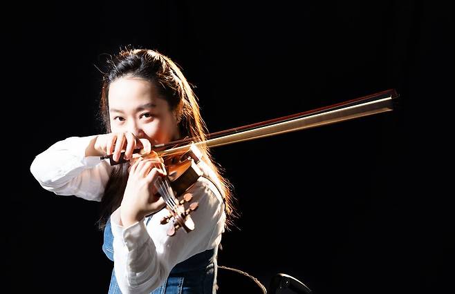 임현재 바이올리니스트가 6일 상암동 중앙일보 스튜디오에서 포즈를 취하고 있다. 그는 무대에서 앉은 상태로 편하게 연주하기 위해 드레스 대신 점프수트를 입는다. 그는 "평소 자라 등 패스트 패션 브랜드에서 옷들을 좋아하는데 지금도 온라인에서 산 옷을 입었다"며 "최근 무대에서 입었던 수트도 온라인 쇼핑으로 해결했다"고 말했다. [권혁재 사진전문기자]