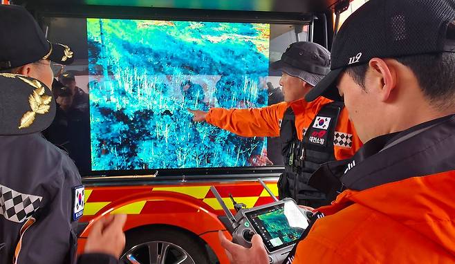 대전 중구 사정동 오월드에서 늑대 1마리가 탈출한 지 이틀째인 9일 119소방대원들이 오월드에 마련된 지휘소에서 열화상 카메라 드론으로 찍은 실시간 영상을 보며 수색 관련 회의를 하고 있다. 김성태 객원기자