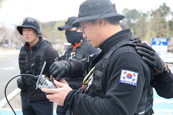 대전 중구 사정동 오월드에서 늑대 1마리가 탈출한 지 이틀째인 9일 오전 소방대원들이 오월드에서 드론으로 늑대를 수색하고 있다. 연합뉴스