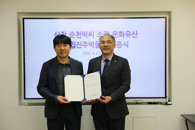 국립진주박물관은 산청 순천박씨 문중 소장 문화유산인 '금관' 등 24건 31점을 기증받았다고 9일 밝혔다. 대한제국기에 고위 관료를 지낸 박해용(1849~1924)이 사용했던 유품으로 조선말~대한제국기 양반 가문의 복식 및 생활문화를 보여주는 자료다. 장용준(오른쪽) 국립진주박물관장이 8일 열린 기증식에서 문중을 대표하는 박종출 기증자와 기념사진을 찍고 있다. 사진 국립진주박물관