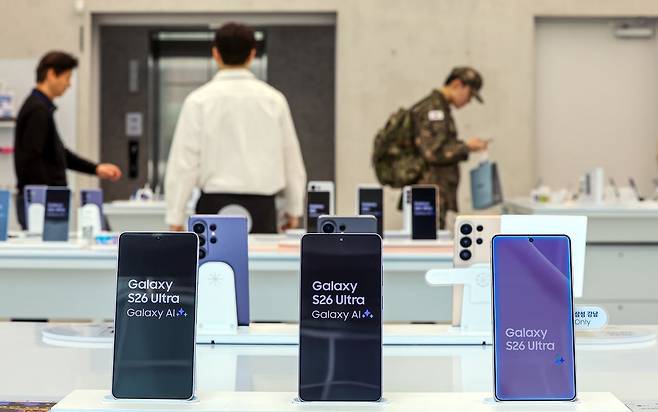 지난달 11일 서울 서초구 '삼성 강남' 매장에 갤럭시 S26(왼쪽부터), 갤럭시 S26 플러스, 갤럭시 S26 울트라가 진열돼 있다. 뉴스1