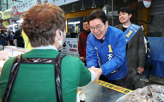 더불어민주당 정원오 서울시장 예비후보가 9일 서울 중랑구 동원전통시장을 방문해 상인들과 인사하고 있다. 연합뉴스