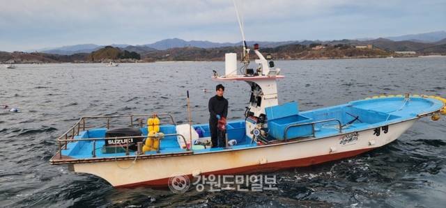 ▲ 9일 오전 6시 30분 탈북청년인 청명호 이건우 선장이 잡은 대문어를 들어보이고 있다.