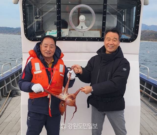 ▲ 최영희 고성군수협조합장(왼쪽)과 정명길 고성군청 현내면장이 저도어장 대문어를 펼치보이며 만선을 기원했다.