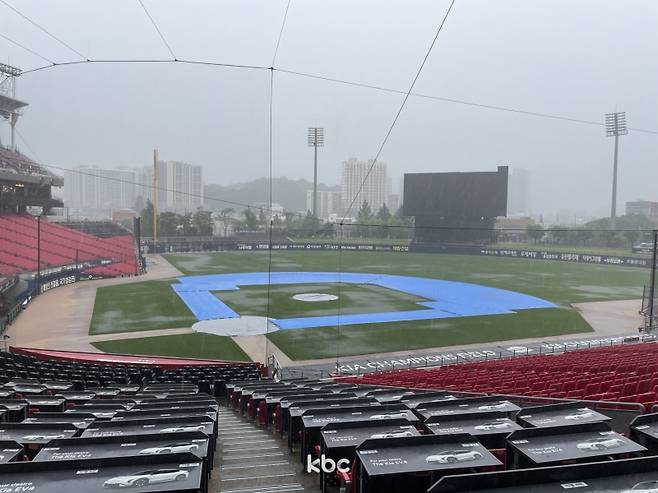 ▲ 방수포가 깔린 광주-KIA 챔피언스필드 자료이미지