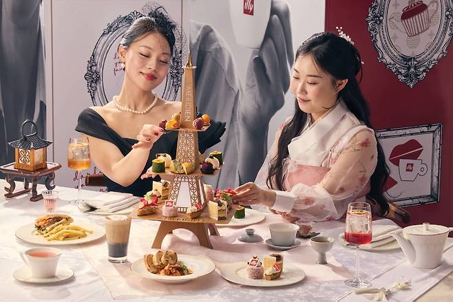 르메르디앙 서울 명동은 가장 뚜렷한 콘셉트를 내세운다. ‘아베카모르 애프터눈 티 with ILLY’는 쑥, 유자, 흑임자, 홍시 등 한국 식재료를 기반으로 프렌치 디저트 기법을 결합한 것이 핵심이다.