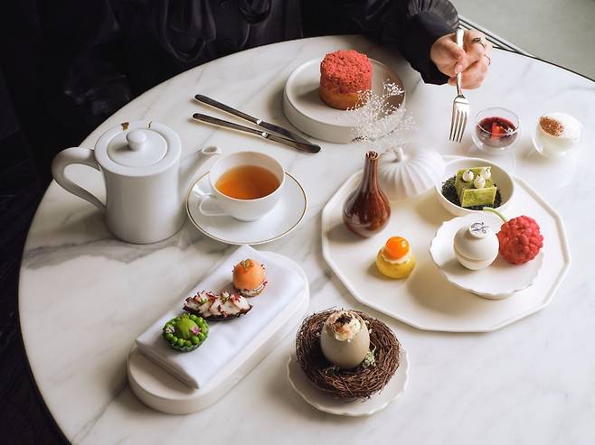 포시즌스 호텔 서울은 ‘달 항아리’, ‘인삼 베리’ 등 한국적인 상징을 현대적인 디저트로 풀어냈다.