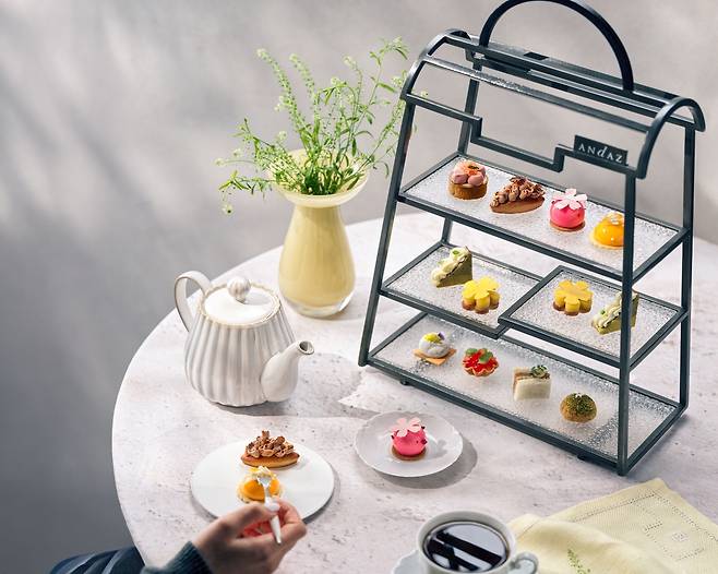 안다즈 서울 강남은 6월 14일까지 ‘스프링 애프터눈 티 세트’를 운영한다. 만다린 갸또, 체리블러썸 무스 등 디저트 6종과 세이버리 4종, 트롤리 서비스 디저트를 포함한 구성이다