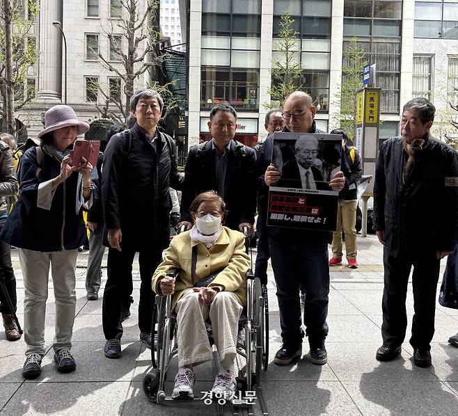 일제 강제동원 피해자 정신영 할머니와 일본 시민단체 관계자들이 9일 일본 도쿄 미쓰비시중공업과 일본제철 본사를 직접 찾아 사죄와 배상을 촉구했다. 일제강제동원 시민모임 제공.