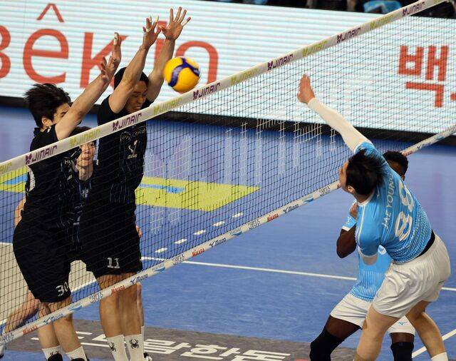 8일 V리그 챔프전 4차전에서 대한항공 임재영의 공격을 현대캐피탈 선수들이 막고 있다. 연합뉴스