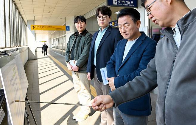 김동근 의정부시장이 지난 8일 의정부역 일대에서 GTX-C 의정부역 사업 예정지에 대한 현장 점검을 실시하고 관계자에게 사업 관련 설명을 듣고 있다. 의정부시 제공