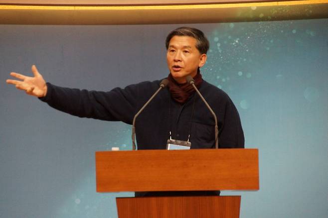 노정각 부산 온천교회 목사가 8일 수요오전예배에서 설교하고 있다. 노 목사는 “우리가 함께 걷는 이 길 자체가 움직이는 성전이며 서로 돕고 기다려주는 과정 속에서 하나님의 임재를 경험하자”고 말했다.