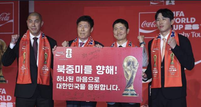 지난 1월 FIFA 월드컵 트로피 투어 미디어 간담회에 참석한 차두리 감독, 차범근 전 감독, 이영표 해설위원, 구자철 레드앤풋볼 아시아 스포츠 디렉터(왼쪽부터). 연합뉴스