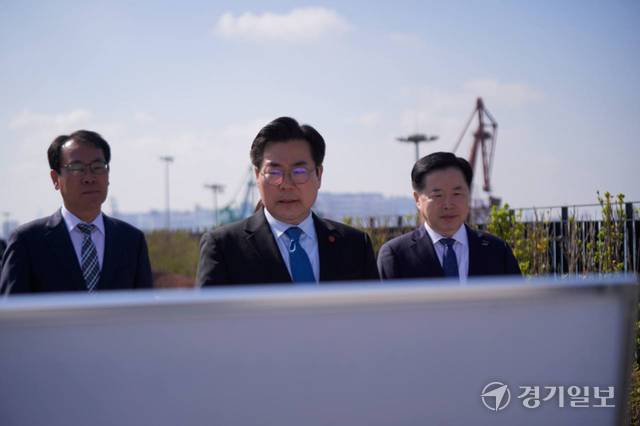 더불어민주당 박찬대 국회의원(연수갑)이 8일 인천 내항 1·8부두 재개발 사업 현장을 찾아 둘러보고 있다. 김지혜기자