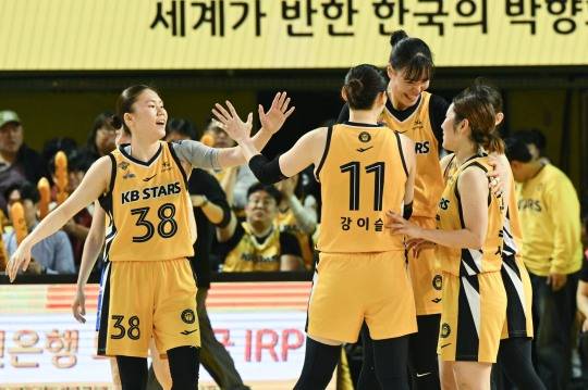 동료들과 기뻐하는 박지수(왼쪽에서 세 번째). / 사진=연합뉴스