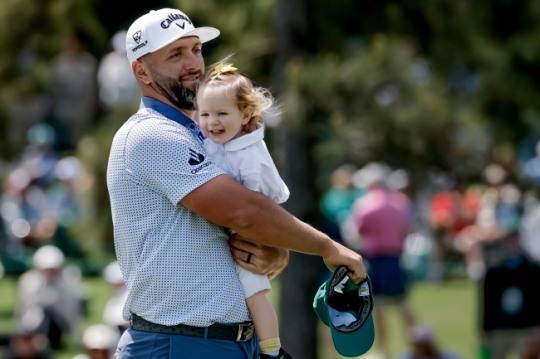 마스터스에 출전한 욘 람이 딸을 안아주고 있다. /연합뉴스
